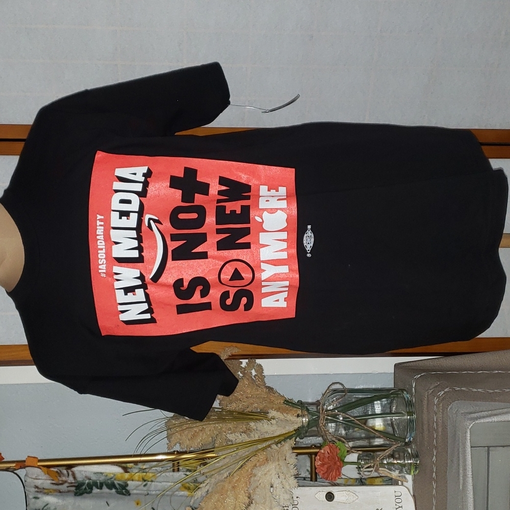 NWOT Men's Xl Graphic tess